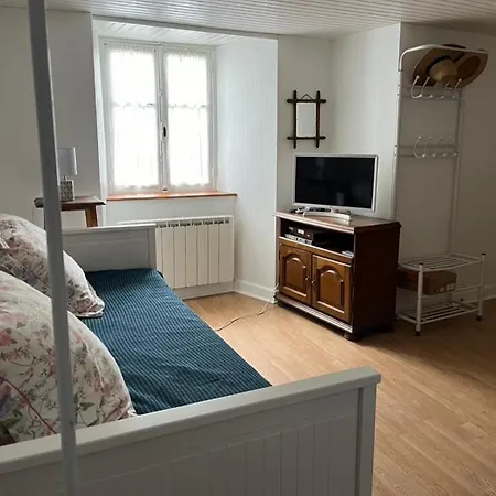 La Maison Bleue Semesterbostad Le Monteil (Cantal)